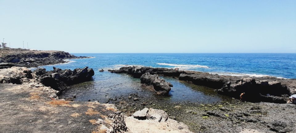 Formation de roches volcaniques noires en bord d'océan aux Îles Canaries