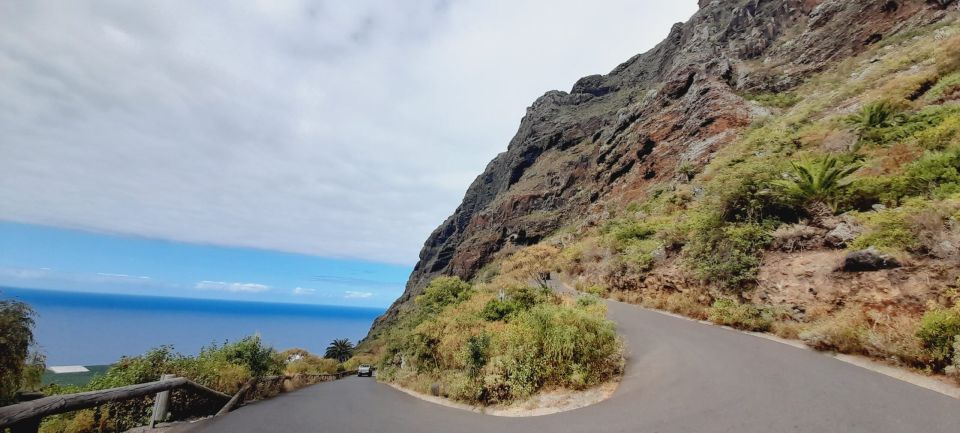 Route sinueuse le long des falaises volcaniques surplombant l'océan Atlantique aux Îles Canaries