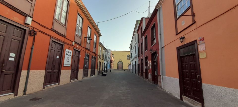 Rue pavée bordée de façades colorées dans un village traditionnel des Îles Canaries