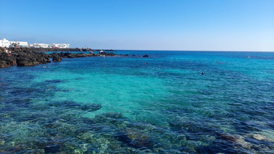 Piscine naturelle volcanique aux eaux turquoise aux Îles Canaries